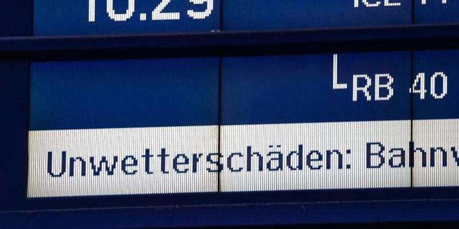 Im Fernverkehr kommt es nach den Unwettern weiterhin zu Zugausfällen und Verzögerungen. Foto: Frank Rumpenhorst/dpa