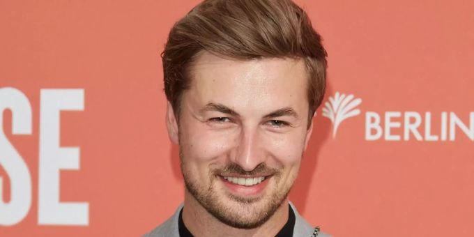 Nicolas Puschmann startet mit neuer Frisur ins frische Jahr . Nicolas Puschmann