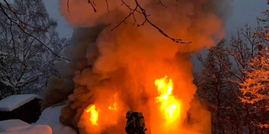 25 Feuerwehrleute waren im Einsatz, um den Brand eines Chalets in Ayent VS zu löschen.