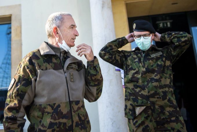 Die Schweizer Armee hat letztes Jahr Millionen von minderwertigen Masken in Umlauf gebracht. Schweizer Armee