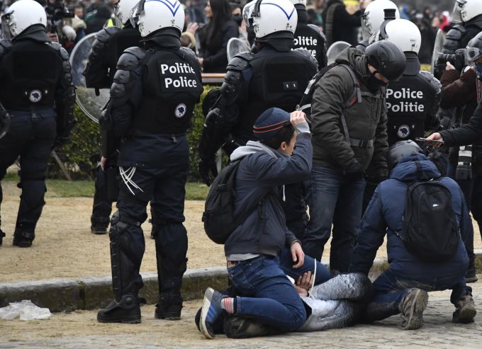 Eine Festnahme während der Demonstration gegen die Massnahmen zur Eindämmung des Coronavirus in Brüssel. Coronavirus Brüssel
