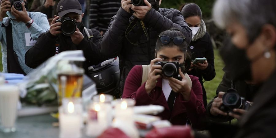 Journalisten halten eine Mahnwache zu Ehren des Fotoreporters Margarito Martinez, der in Tijuana erschossen wurde. Foto: Gregory Bull/AP/dpa