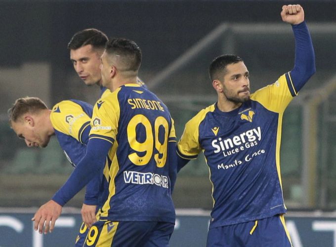 Die Spieler von Hellas Verona jubeln über ein Tor. Hellas Verona