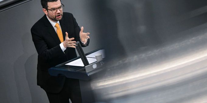 Marco Buschmann (FDP) bei einer Plenarsitzung im Deutschen Bundestag. Der Bundesjustizminister mahnt die Länder, Corona-Hotspots nur dort zu erklären, wo eine konkrete Gefahr für die Funktionstüchtigkeit des Gesundheitswesens besteht. Marco Buschmann (FDP) bei einer Plenarsitzung im Deutschen Bundestag. Der Bundesjustizminister mahnt die Länder, Corona-Hotspots nur dort zu erklären, wo eine konkrete Gefahr für die Funktionstüchtigkeit des Gesundheitswesens besteht.