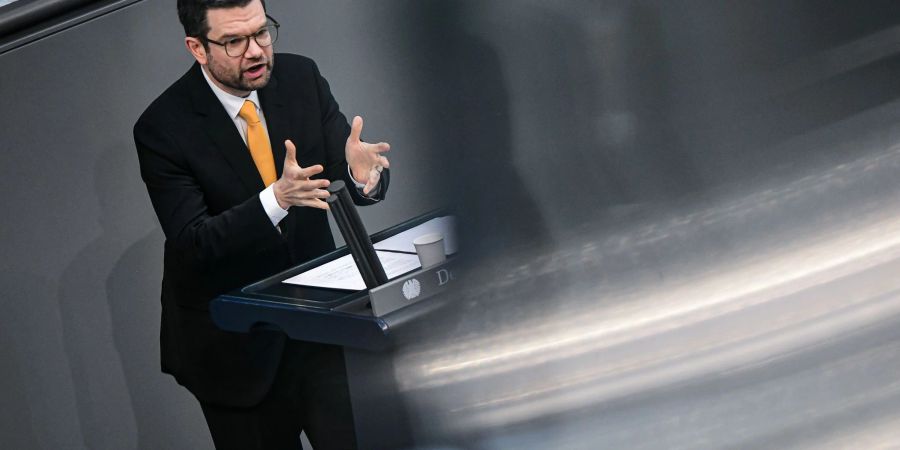Marco Buschmann (FDP) bei einer Plenarsitzung im Deutschen Bundestag. Der Bundesjustizminister mahnt die Länder, Corona-Hotspots nur dort zu erklären, wo eine konkrete Gefahr für die Funktionstüchtigkeit des Gesundheitswesens besteht.