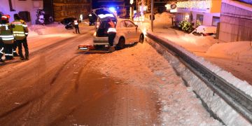 Klosters GR: Autolenkerin wird in Leitplanke geschleudert