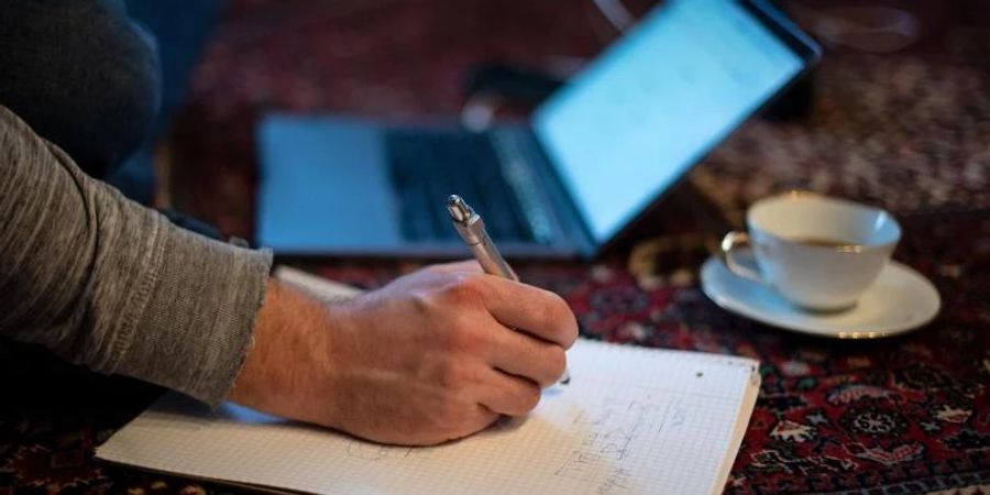 Knapp die Hälfte der Beschäftigten arbeitet regelmässig von zu Hause aus. Damit erhöht sich aus Sicht des Tüv-Verbands auch die Gefahr durch Cyberangriffe. Foto: Sina Schuldt/dpa