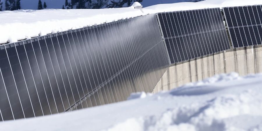 In den Walliser Alpen in Gondo plant Alpique gemeinsam mit weiteren Partnern die grösste Solaranlage der Schweiz. (Archivbild)