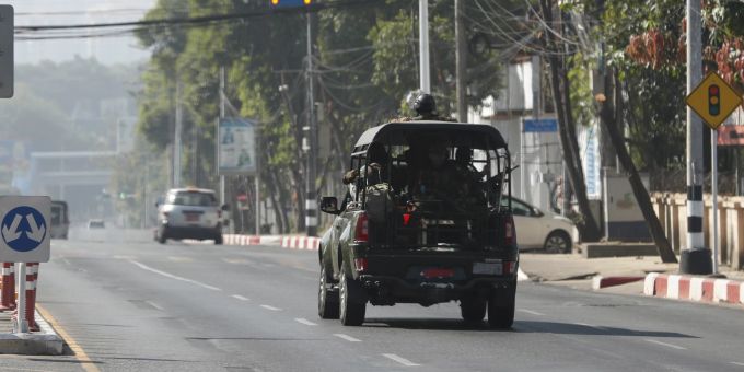 Ein Militär-Patrouille auf den Strassen von Yangon. Silent Strike campaign in Yangon