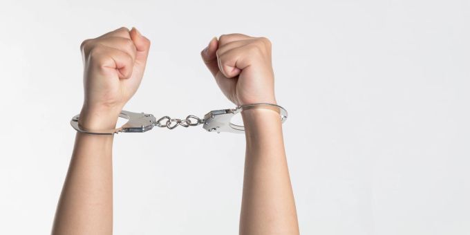 Marina hat sich durch selbstgesetzte Grenzen selbst blockiert. Hände in Handschellen