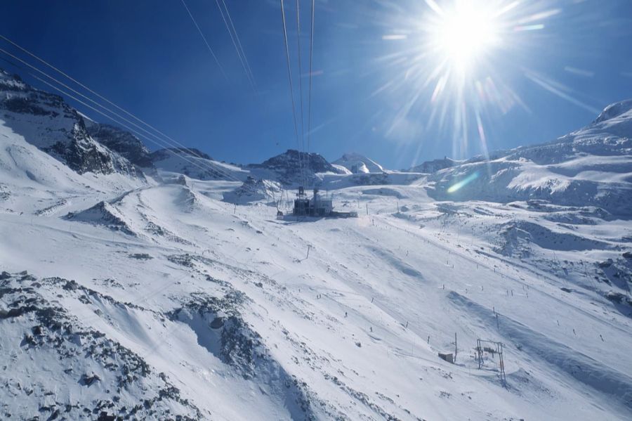 Blick auf die Bergstation der Felskinnbahn in Saas-Fee.