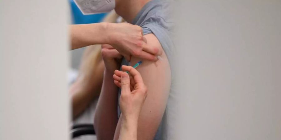 Ein Jugendlicher wird gegen das Coronavirus geimpft. Foto: Robert Michael/dpa-Zentralbild/dpa