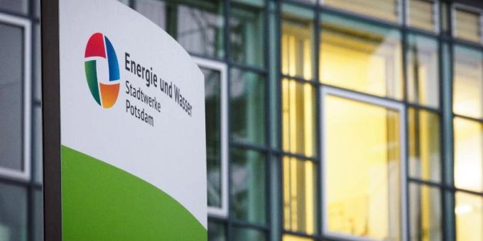 Ein Schild mit der Aufschrift «Energie und Wasser» steht vor beleuchteten Büros am Eingang zu den Potsdamer Stadtwerken. Foto: Soeren Stache/dpa-Zentralbild/dpa Ein Schild mit der Aufschrift «Energie und Wasser» steht vor beleuchteten Büros am Eingang zu den Potsdamer Stadtwerken. Foto: Soeren Stache/dpa-Zentralbild/dpa