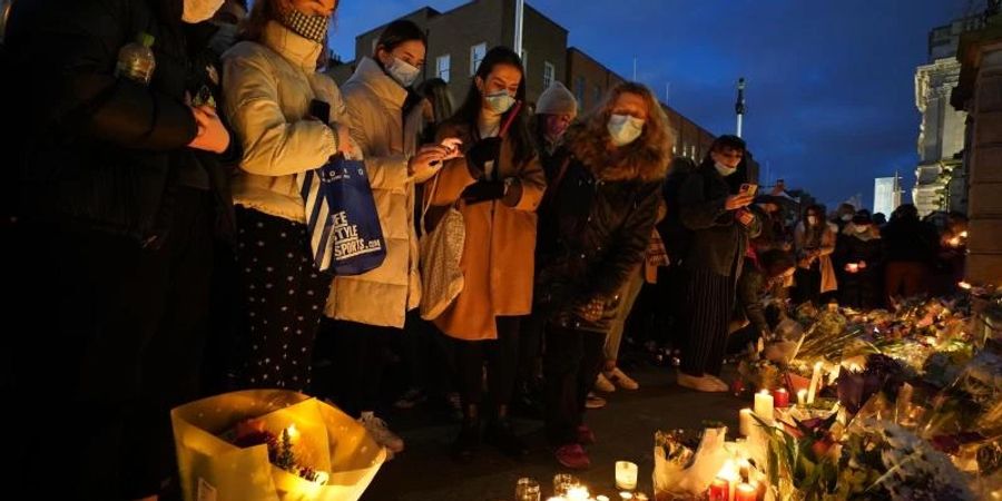 In Dublin gedenken die Menschen der getöteten Lehrerin. Foto: Brian Lawless/PA Wire/dpa