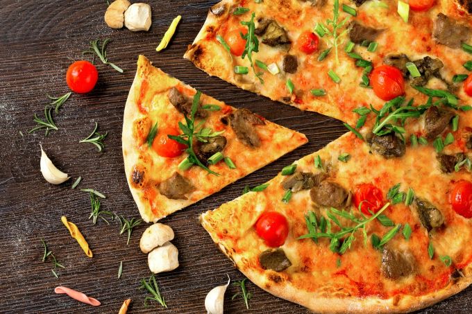Mit einem Pizzaofen-Grillaufsatz wird die Pizza schön knusprig. Pizza