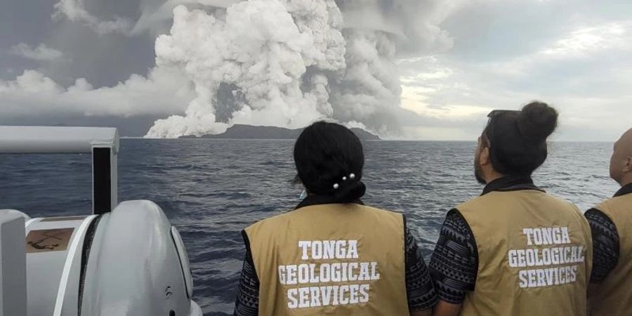 Mitarbeiter des Geologischen Dienstes von Tonga beobachten und überwachen den Ausbruch des Vulkans Hunga-Tonga-Hunga-Ha'apai aus sicherer Entfernung. Foto: Tonga Geological Services/ZUMA Press Wire/dpa