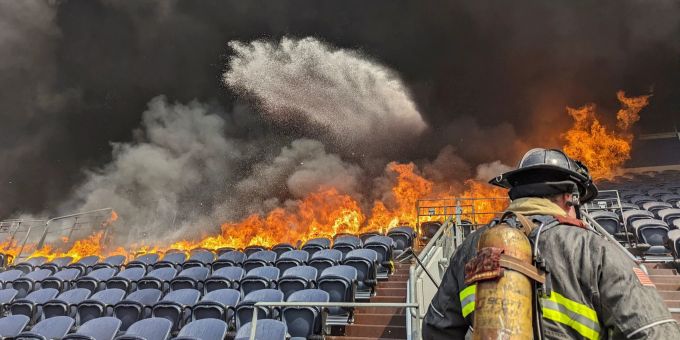 Ein Feuerwehrmann kämpft im Stadion der Denver Broncos gegen die Flammen an. Denver Broncos