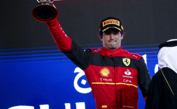 Carlos Sainz (Ferrari) jubelt nach Platz zwei beim Bahrain-GP der Formel 1. Carlos Sainz Formel 1
