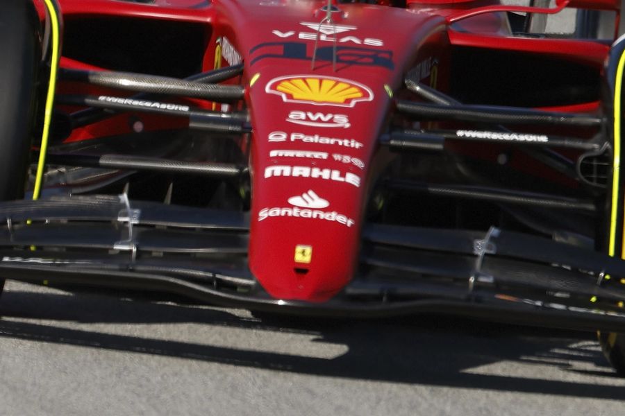 Am Ferrari von Charles Leclerc ist die Nase bis ganz nach vorne gezogen.