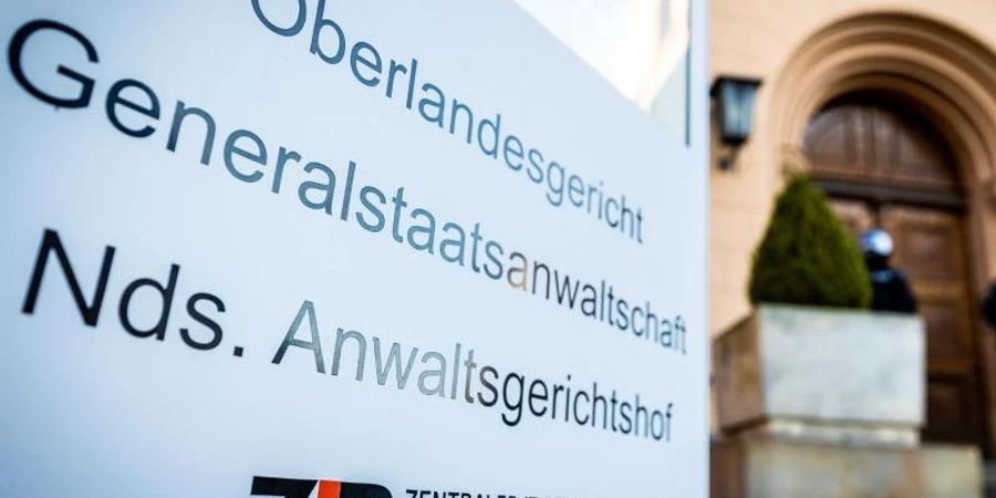 Ein Schild vor dem Oberlandesgericht in Celle. Foto: Moritz Frankenberg/dpa