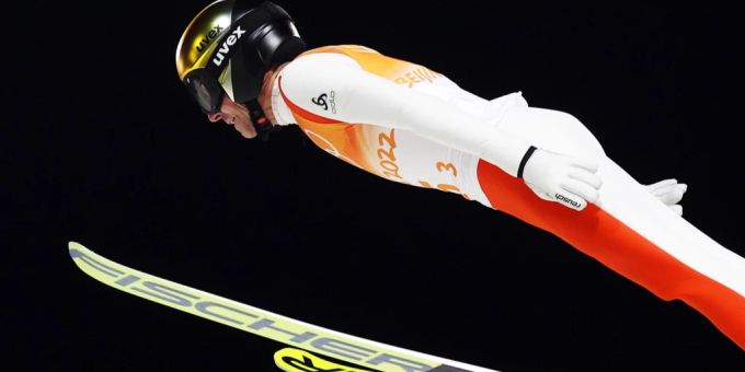 Simon Ammann bei einem Sprung beim den Olympischen Spielen 2022 (Archiv). Simon Ammann