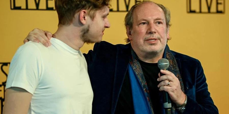 Oleksandr Lysiuk (l) und Hans Zimmer in Berlin. Foto: Britta Pedersen/dpa-Zentralbild/dpa