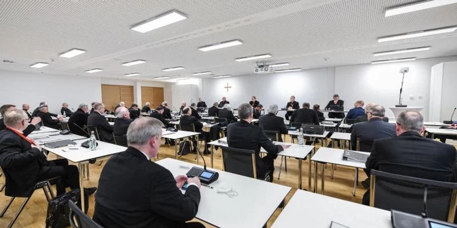 Bischöfe im Tagungsraum bei der Eröffnung der Frühjahrsvollversammlung der Deutschen Bischofskonferenz (DBK). Foto: Julia Steinbrecht/KNA/dpa