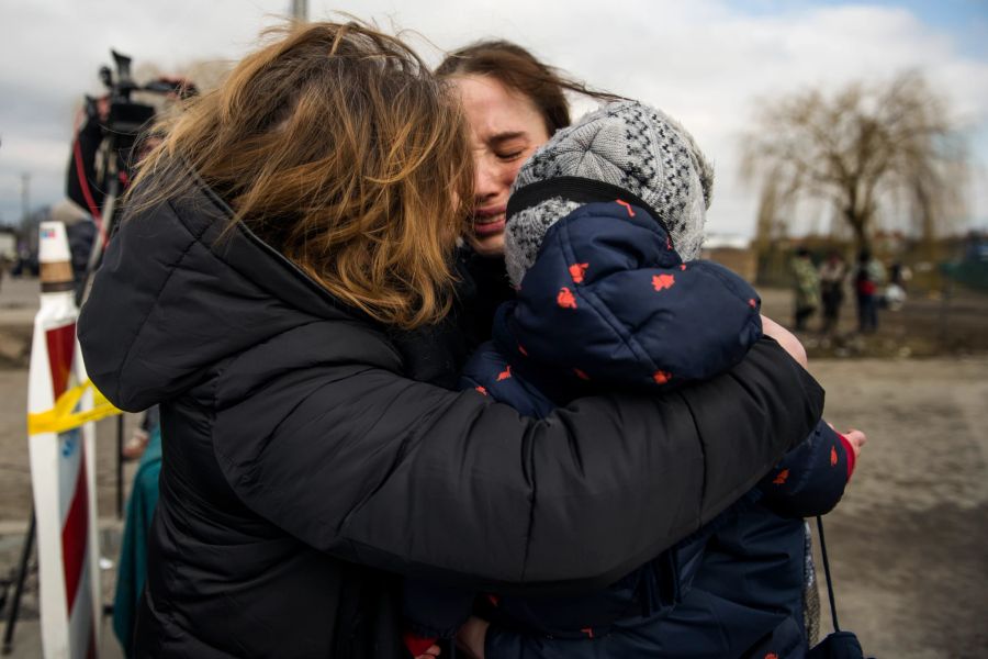 Eine ukrainische Familie feiert ihr Wiedersehen in Polen.