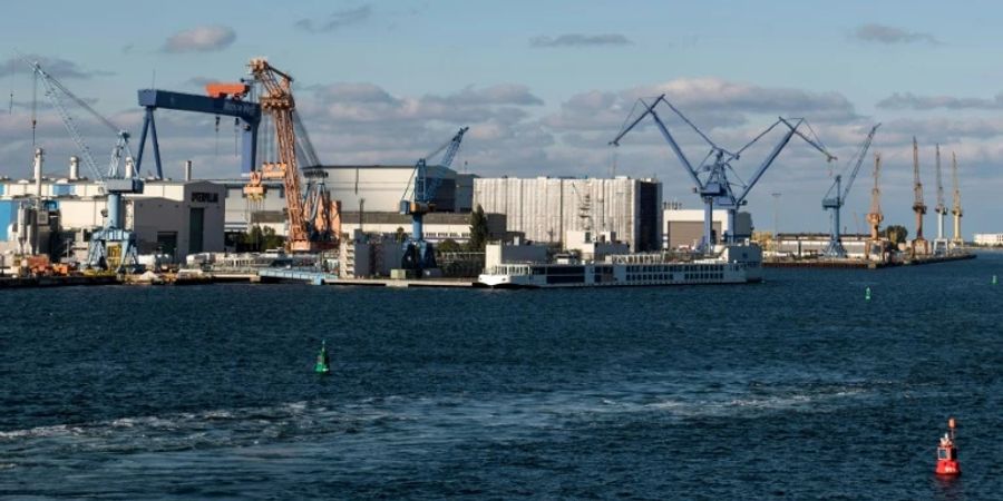 Blick auf Werftanlagen in Mecklenburg-Vorpommern