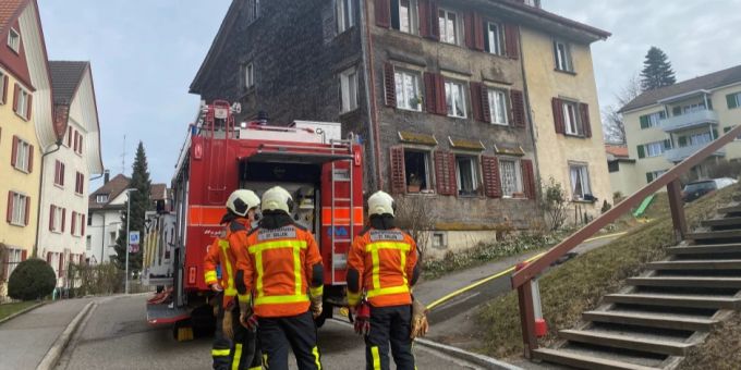 Zwei Leichtverletzte bei Brand im Mehrfamilienhaus.