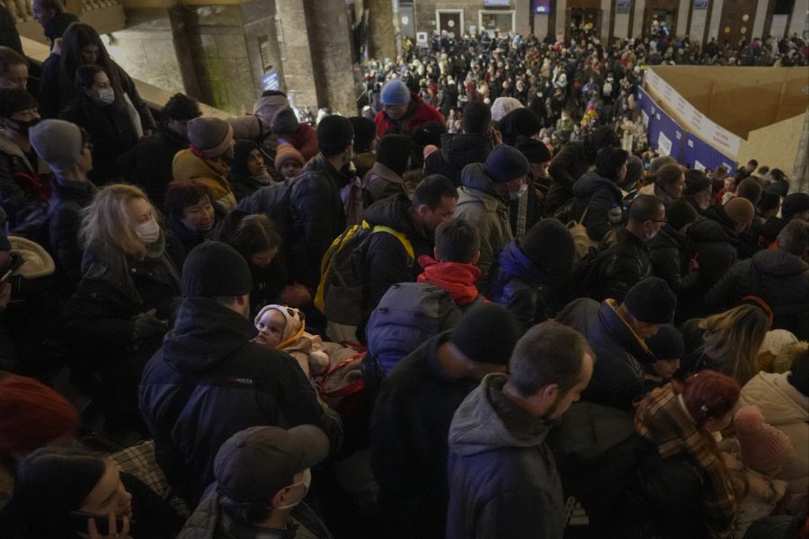 Tausende Menschen versuchen die Ukraine am Bahnhof in Kiew zu verlassen.