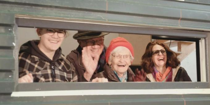 Florians Grosseltern sind begeistert vom Tiny House und dem Können ihres Enkels. Foto: Broka Hermann/ZDF/dpa Florians Grosseltern sind begeistert vom Tiny House und dem Können ihres Enkels. Foto: Broka Hermann/ZDF/dpa