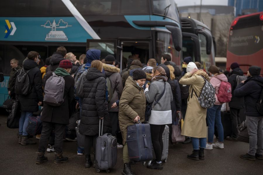 Menschenmassen versuchen mit Bussen aus Kiew zu flüchten.