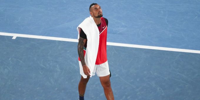 Nick Kyrgios blickt in den Himmel. Nick Kyrgios