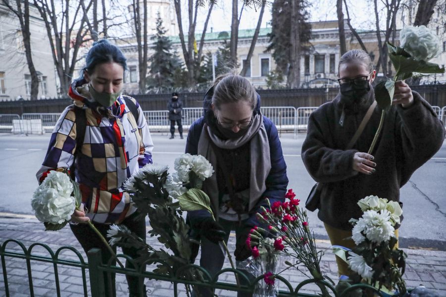 People put flowers in front of Ukrainian embassy in Moscow