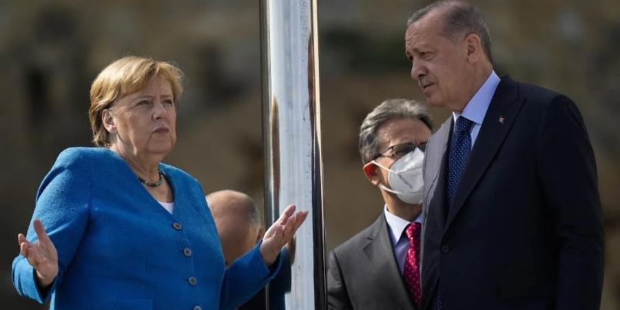 Recep Tayyip Erdogan (r.) und Angela Merkel im Oktober vergangenen Jahres in Istanbul. Foto: Francisco Seco/AP/dpa/Archiv