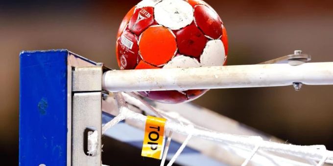 Ein Handball liegt auf einem Tor. Foto: Frank Molter/dpa/Symbolbild Ein Handball liegt auf einem Tor. Foto: Frank Molter/dpa/Symbolbild