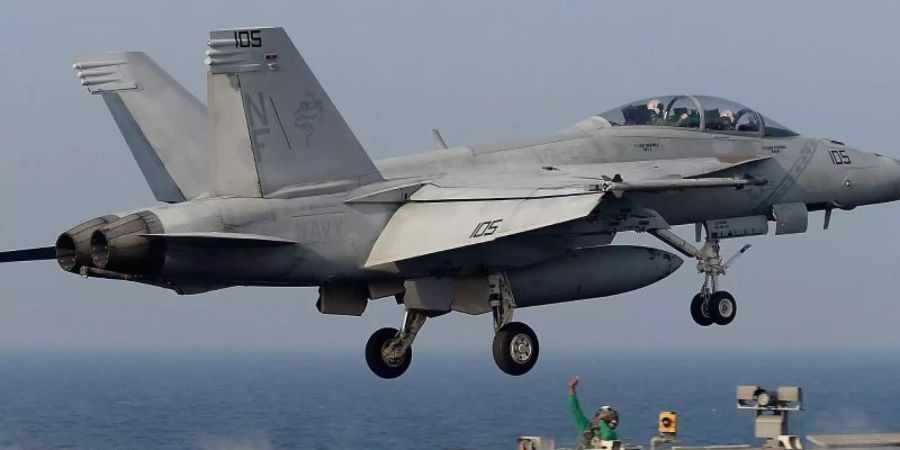 Ein Kampfflugzeug vom Typ F/A-18 Hornet startet vom Fleugzeugträger USS Ronald Reagan vor der südkoreanischen Küste. Foto: Song Kyung-Seok / Pool/epa/dpa