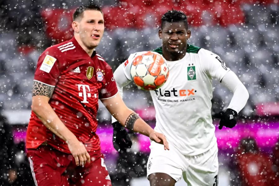 Gladbachs Breel Embolo (r.) im Duell mit Niklas Süle (l.) von Bayern München.