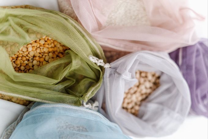 Bei einer vegetarischen und veganen Ernährung muss besonders darauf geachtet werden, genügend Eisen über die Nahrung aufzunehmen. Gute pflanzliche Eisenlieferanten sind Linsen, Bohnen, Kichererbsen, Nüsse und Weizenkleie. Eisenmangel