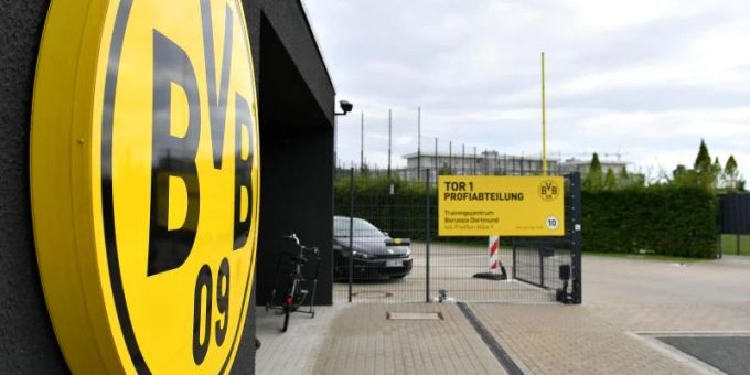 Blick auf die Einfahrt zum Trainingsgelände des Fussball-Bundesligisten Borussia Dortmund. BVB