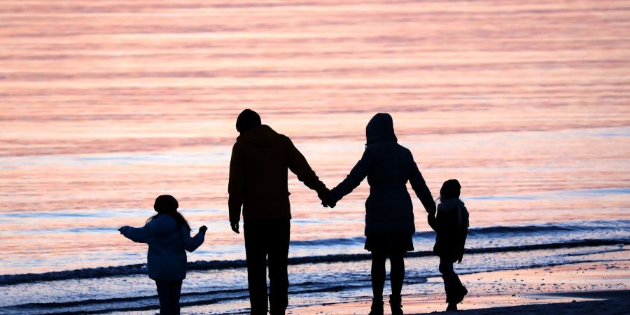 Immer mehr Väter beziehen Elterngeld. Ihr Anteil an allen Beziehern stieg im vergangenen Jahr von 24,8 auf 25,3 Prozent.