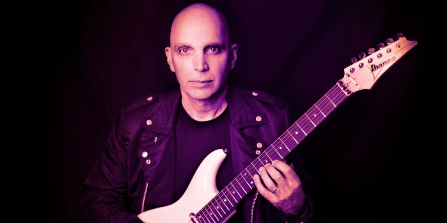 Joe Satriani lässt die Gitarre sprechen.