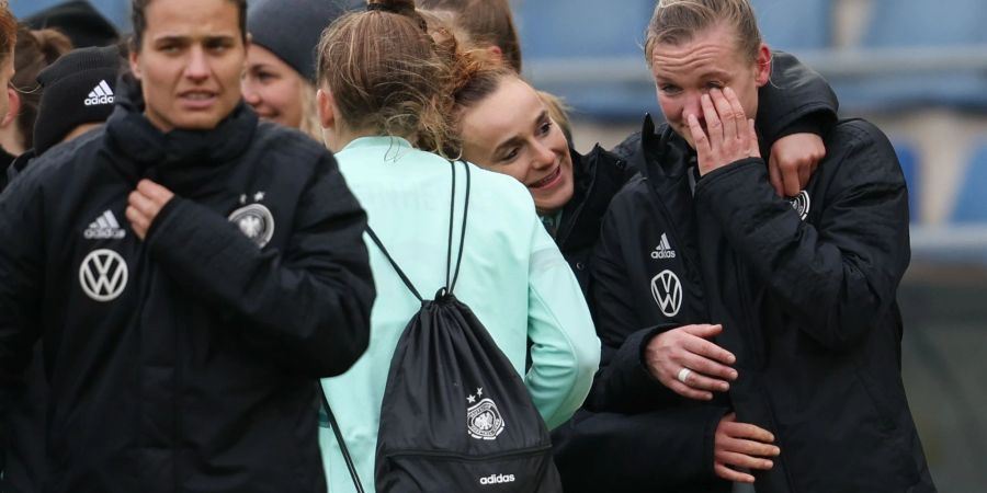 Deutschlands Alexandra Popp (r) weint nach dem Spiel.