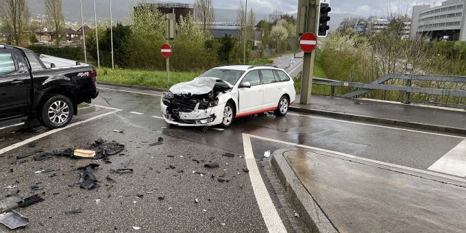 Reinach BL: Kollision zwischen Lieferwagen und Personenwagen. Basel