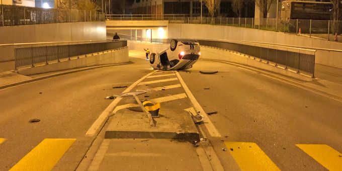 Nach der Kollision mit der Verkehrsinsel überschlug sich das Auto. Die Autofahrerin wurde nicht verletzt. Kantonspolizei Thurgau