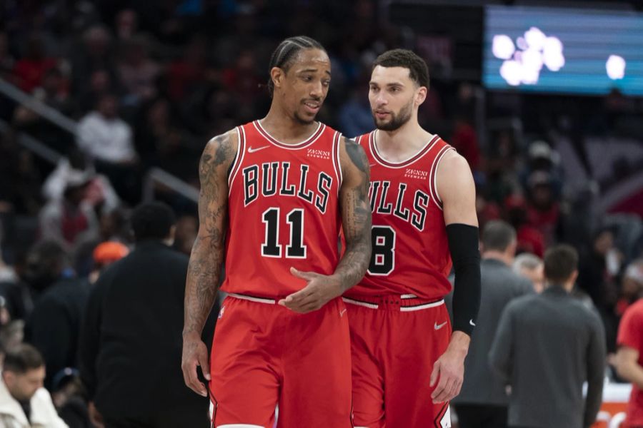 In der ersten Playoff-Runde treffen die Bucks auf die Chicago Bulls um DeMar DeRozan (r) und Zach LaVine.