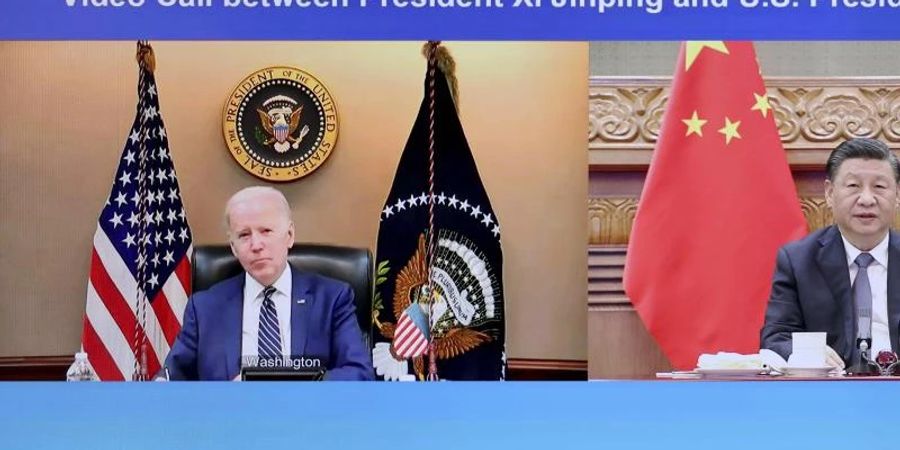 Der chinesische Präsident Xi Jinping führt ein Videogespräch mit US-Präsident Joe Biden. Foto: Liu Bin/Xinhua/dpa