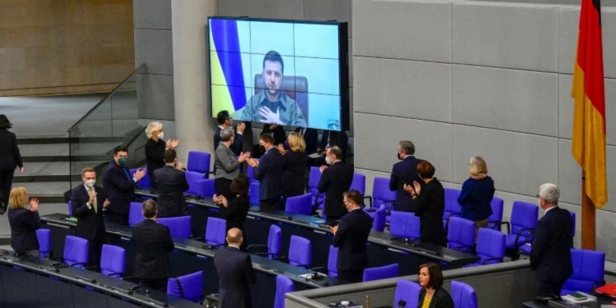 Regierungsmitglieder applaudieren Selenskyj im Bundestag