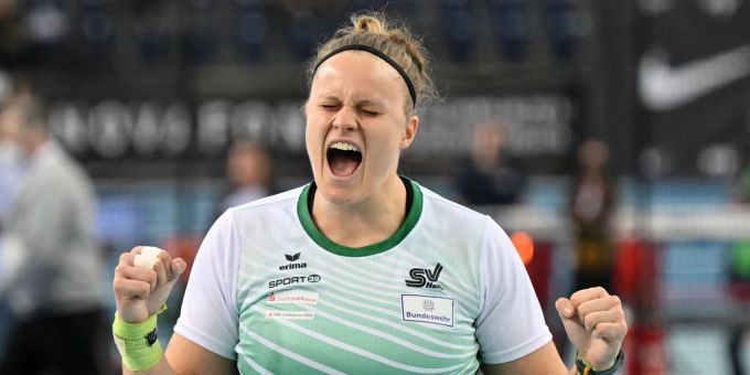 Sara Gambetta nach ihrem Sieg beim Kugelstossen während der Deutschen Hallen-Meisterschaft in der Arena Leipzig. Sara Gambetta